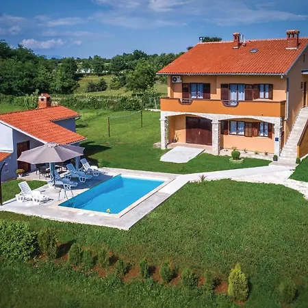 Three-bedroom In Semesterbostad
